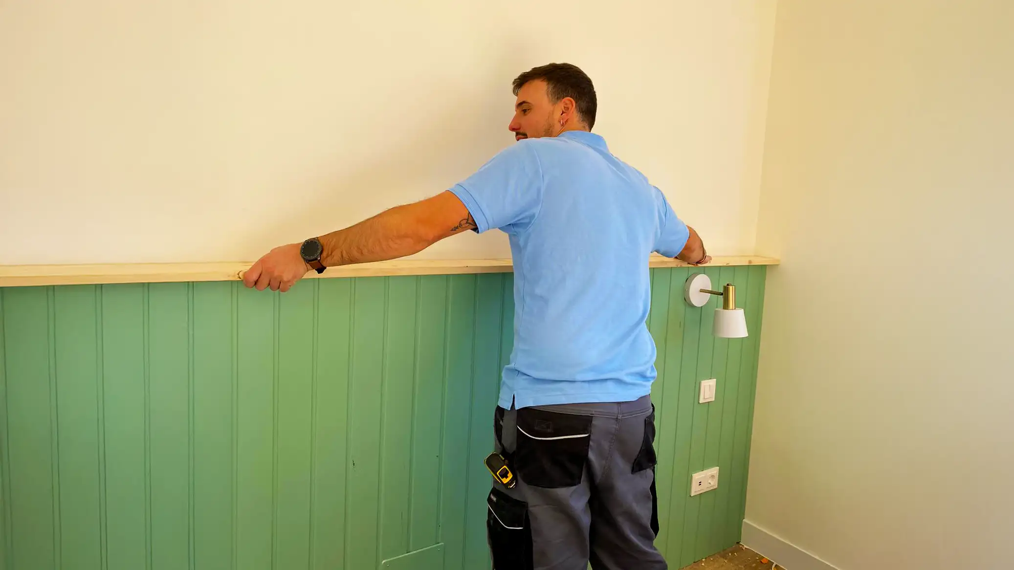 Trabajador de Montajes GarSan instalando un tablero de madera en interior de vivienda en Valladolid